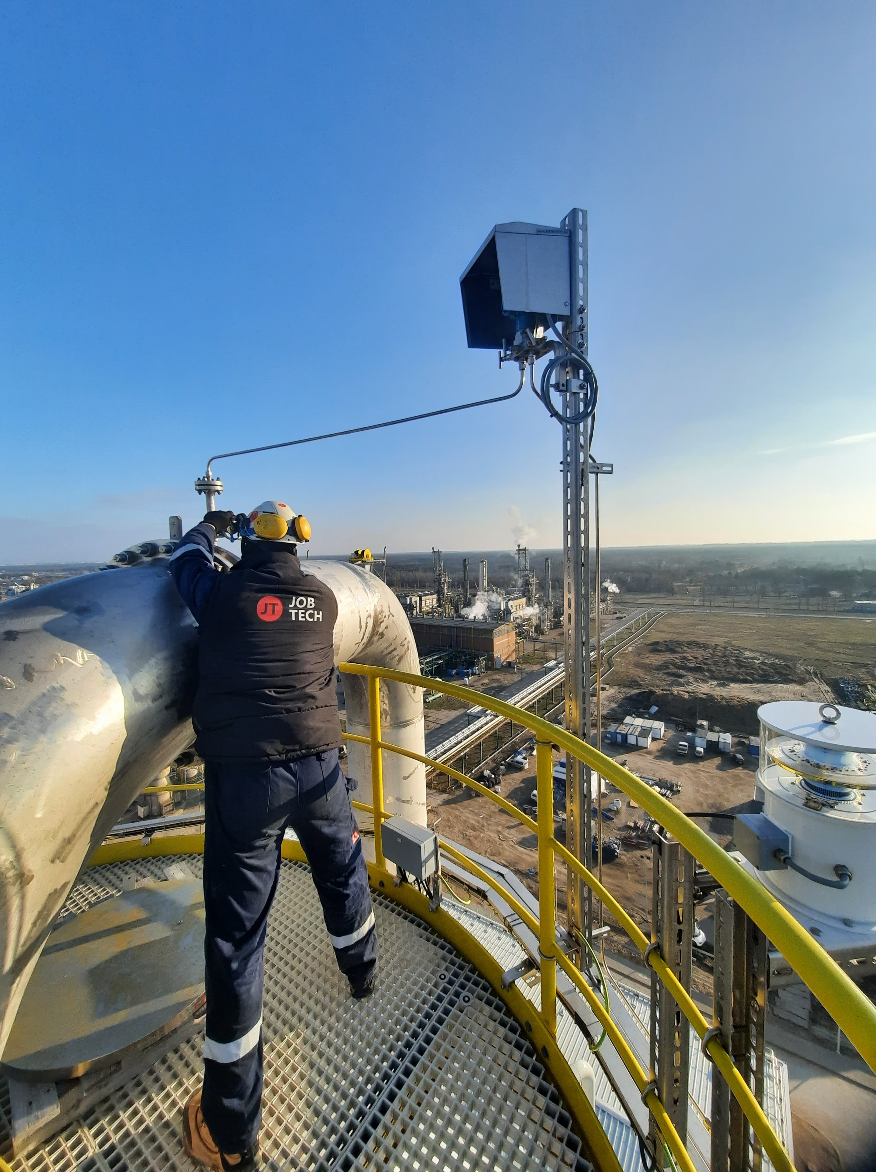 Pracownik JobTech podczas montażu instalacji przemysłowej