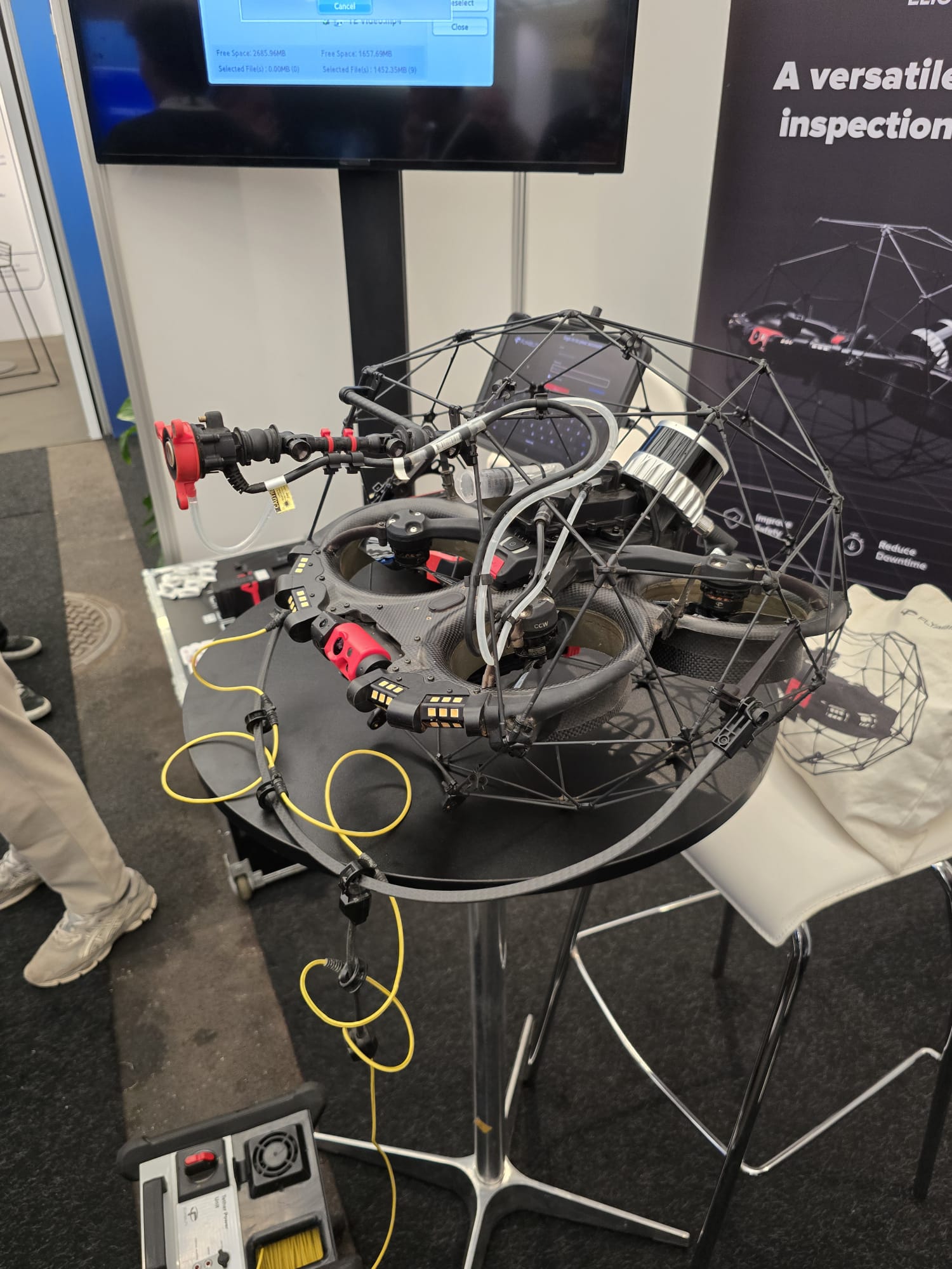 Dron inspekcyjny do przestrzeni zamkniętych prezentowany na ONS 2026 w Stavanger