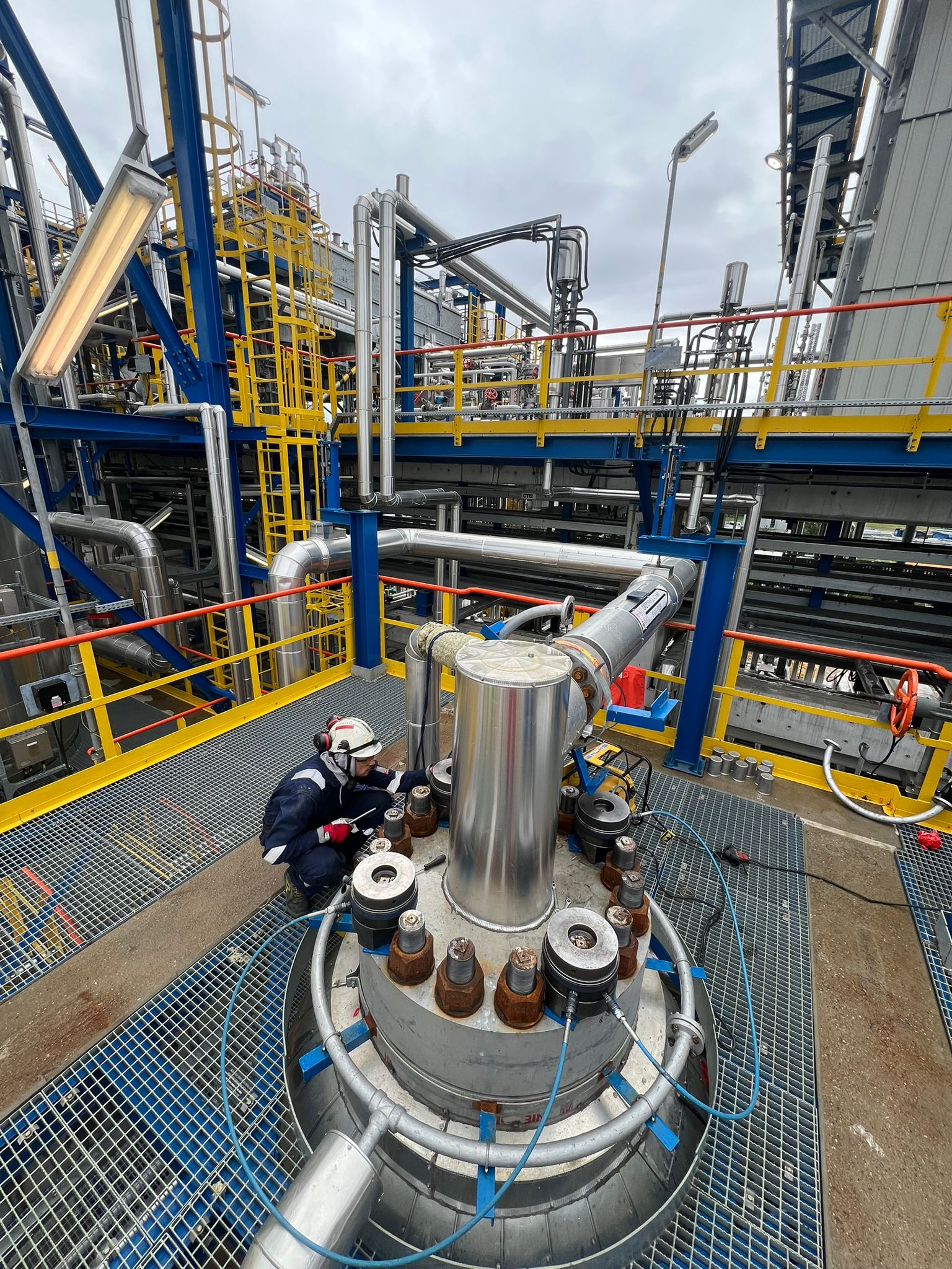 Napinacz hydrauliczny osadzony na króćcu instalacji procesowej podczas rozruchu